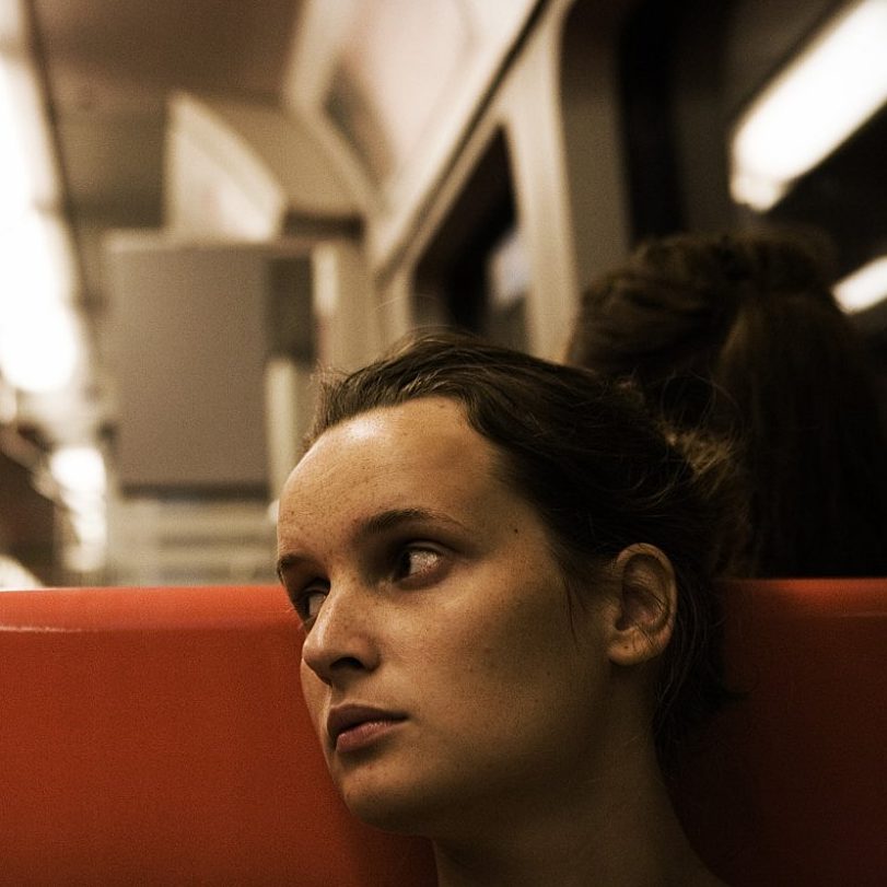 Ogziga tiqilgan odamlarning fotosuratlari